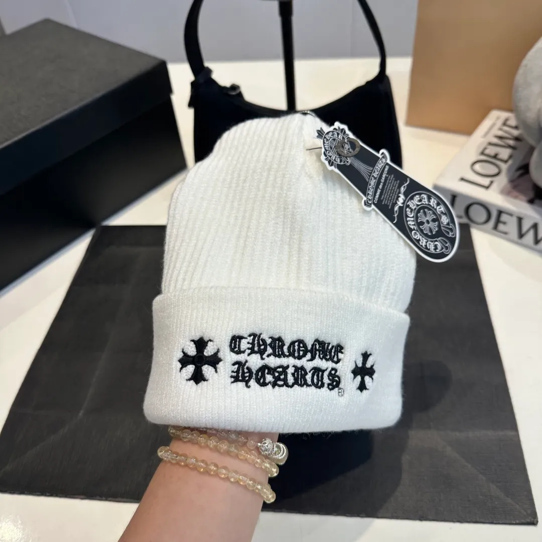 P46 Crow Heart Autumn and Winter Wool Knitted Beanie This must be a favorite of minimalism. It is clean, neat, fashionable and versatile, and will definitely not be picky about your face shape! A fashionable classic that lasts forever! Fashionable black and white can be purchased together!